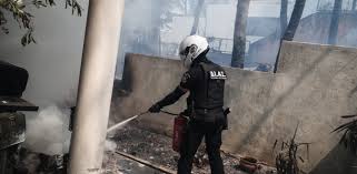 Ανεξέλεγκτα καίει η μεγάλη φωτιά που εκδηλώθηκε το μεσημέρι μεταξύ σταμάτας και ροδόπολης, με τις πυροσβέστες στην κατάσβεση της φωτιά στη σταμάτα / φωτογραφία: Vowxeyklatco5m