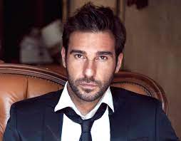 Edoardo leo (roma, 21 aprile 1972) è un attore, sceneggiatore e regista italiano. Edoardo Leo Biografia