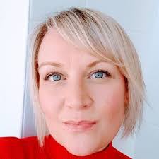 Laura Benfield's Instagram, Twitter & Facebook