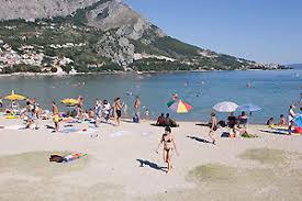 Bei 1.777 kilometern küstenlänge und unglaublichen 1.200 inseln ist es nicht verwunderlich, dass kroatien an vielen orten mit traumhaften stränden. Strand Punta In Omis Strandfuhrer Von Porta Croatia