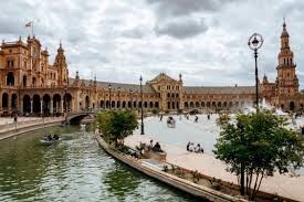 Sevilla lies on the left (east) bank of the guadalquivir river at a point about 54 miles (87 km) north of the atlantic ocean and about 340 miles (550 km) Sevilla Andalusien Sehenswurdigkeiten Tipps Fur 3 Tage