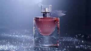 Middle notes are heliotrope, jasmine sambac and orange blossom; Modella Pubblicita Lancome La Vie Est Belle Profumo Femminile Profumo Modelle Pubblicita