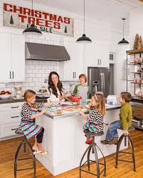 Jul 03, 2018 · through their hit hgtv show, fixer upper, as well as their books, viewers have gotten to know not only chip and joanna gaines, but also their four oldest children, drake (age 13), ella rose (age 11), duke (age 10), and emmie kay (age 8). Kitchen Design Joanna Gaines