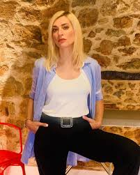 Είναι απόφοιτη της ανωτέρας δραματικής σχολής ίασμος και έχει παρακολουθήσει μαθήματα. H Zeta Doyka Mila Gia Ton Paniko Poy Thn Kateklyze Prin Milhsei Onomastika Downtown Gr