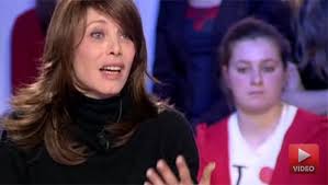 La comédienne qui jouait le sitcom le miel et les abeilles a été retrouvée par une partie du casting, qui craint que cela se finisse mal pour elle. Mallaury Nataf De La Rue A La Tele De Sdf A Comedienne Son Incroyable Come Back Midilibre Fr