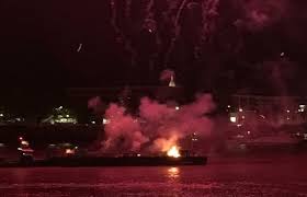 Le feu d'artifice débutera le 14 juillet à 22h30 et les quais de saône, meilleur spot pour profiter du spectacle, seront très certainement pris d'assaut. A Bordeaux Le Feu D Artifice Du 14 Juillet A Tourne Court