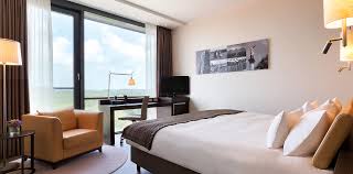 Genießen zwischen himmel und erde seit 1764. Deluxezimmer Mit Badewanne Infinity Munich Hotel Conference Resort Munich In Unterschleissheim