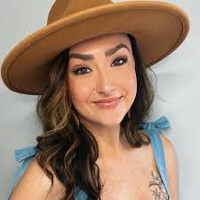 Deanna Hawthorne's Instagram, Twitter & Facebook