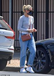 See cameron diaz photos from 'the mask' to ew's 'my best friend's wedding' reunion. Cameron Diaz Cuts A Low Key Figure As She Runs Errands In A Protective Face Mask Readsector