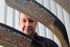 Bâtons de hockey en bois... et hybrides!