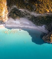 Και εκτείνεται κατά μήκος της βορειοανατολικής ηπειρωτικής στερεάς ελλάδας, από το μαλιακό κόλπο μέχρι απέναντι από την ακτή της ραφήνας. Eyboia Diakopes Sth Sterea Ellada Discover Greece