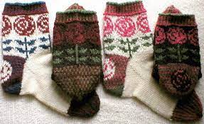 This is a little pretty rose with a circumference of about 2.5 inches. 9 Lovely Knit Rose Patterns On Bluprint