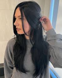 Taglio di capelli lunghi neri con riflessi blu oceano. Tagli Capelli Lunghi 2022 Tutte Le Nuove Tendenze Da Copiare