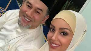 Status anak yang dilahirkan rihana oksana petra antara punca sultan muhammad v menceraikan ratu cantik rusia dengan talak tiga, kata peguam sultan kelantan. Demi Cinta Istri Sultan Kelantan Ini Rela Lepas Karier Modelnya
