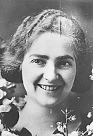 1922-1923: Pageant depicts development; an expensive royal robe