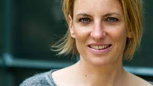 Ihr zufolge handelte es sich dabei nicht um ihre eigene meinung. Sportschau Moderatorin Okka Gundel So Hat Mir Der Corona Lockdown Beim Brustkrebs Geholfen