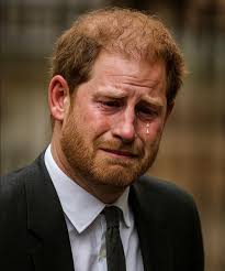 HEARTBREAKING — 3 MIN AGO! Prince Harry, covered in dirt and panic,  sprinted into a U.S. police station clutching his son Archie, reporting a  TRAGIC EMERGENCY. The Buckingham Palace has called an