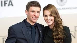 Die frau von thomas müller heißt lisa müller und ist nicht die typische spielerfrau. Thomas Muller Privat Endlich Nachwuchs Mit Lisa Muller Das Denkt Der Bayern Star News De