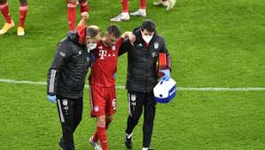 Bayern were much improved in the second half as they monopolised possession and went close when xabi alonso struck the crossbar. Bayern Munchen Gewinnt Bei Borussia Dortmund Kimmich Schwer Verletzt Fussball