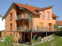 Grosses Holzhaus Mit Umlaufender Terrasse Holzhaus Aumann Ziemetshausen Aumann Haus Orange Balkon Putzfassade Haus Haus Aus Holz Style At Home