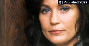 Loretta Lynn, Bintang Muzik Country dan Simbol Ketahanan Luar Bandar,  Meninggal Dunia pada Usia 90 Tahun : r/popheads