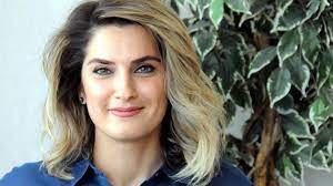 22 haziran 2014'te seçildiği halkların demokratik partisi eş genel başkanlığı görevini 11 şubat 2018 tarihine kadar yürütmüştür. Selahattin Demirtas Cezaevinde 12 Kilo Verdi Ntv