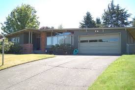 Johnson designed the kitchen, dining and sleeping areas as one glass room. Atomic Living Modern Homes Portland Mid Century Modern House Mid Century Exterior Mid Century Modern Homes Exterior