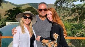 Marina souza ruy barbosa negrão é uma atriz brasileira que deu os primeiros passos na carreira com apenas 8 anos, no filme xuxa e o tesouro da cidade perdida, em 2005. Marina Ruy Barbosa Prestes A Fazer 25 Anos Posa Abracadinha Com Os Pais Fim De Semana De Aniversario Famosos Extra Online