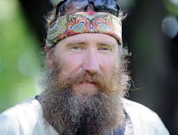 Ice artists create metal sculptures in Greenwich park