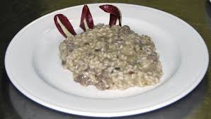 Tagliate il radicchio finemente, aggiungetelo in padella e continuate a cuocere per un paio di minuti. Risotto Al Radicchio Salsiccia E Morlacco