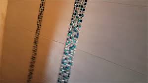 Grande salle de bains moderne salle de bains frise salle de bains avec wc salle de bain contemporaine galet salle de bain de couleurs rose et violet, elle saura vous séduire tout autant que sa ravissante salle de bain avec ses galets muraux noirs pour un style contemprain. Elc Sdb Faience Et Frise Deco Fin De Chantier Youtube