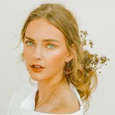 Ellen Everett's Instagram, Twitter & Facebook