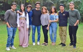 Aziz based on pati patni aur woh by kamleshwar starring kartik aaryan bhumi pednekar ananya panday aparshakti khurana. Pati Patni Aur Woh Is A Fun Watch Movie Review Newkerala Com