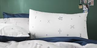 Nous concevons, réalisons et distribuons des produits de linge de maison. A Demain Linge De Lit Responsable De L Atelier A La Chambre Les Adresses Incontournables
