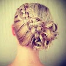 Faites ressortir le côté glamour qu'il y a en vous avec cet élégant chignon fait de trois queues de cheval tressées. Chignons Tresses Inspirations Et Conseils