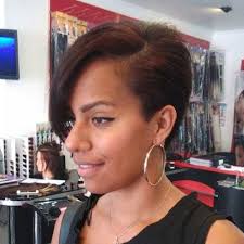 On applique une crème légère, qui va faciliter le coiffage. Formation Au Defrisage Mon Rayon Beaute