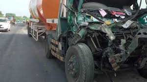 Hingga akhirnya tepeng dinyatakan meninggal dunia pagi tadi. Trailer Angkut Tepung Hantam Dump Truk Di Tol Gresik Surabaya Sopir Trailer Terjepit Di Dalam Kabin Tribun Madura