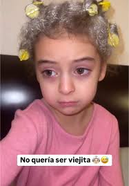 Díganme algo de esta viejuca!!! 👵🏻😅🥰 Hoy se tenía que vestir de viejita  por los 100 días de escuela y no quería pintarse el pelo de gris porque  pensaba que se le iba a quedar así para siempre 🤣