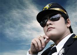 Thiên Trường sánh vai cùng mỹ nữ