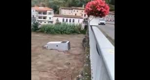 Un appel à témoins lancé pour retrouver le tueur présumé. Un Camion Emporte Par Les Inondations Dans Les Cevennes
