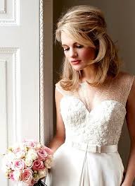 Find trending short hairstyles for women and the latest new hairstyles for men. Bride S Short Side Part Half Up Bridal Hair Ideas Toni Kami Wedding Hairstyles Wedding Hai Penteados Encaracolados Curtos Penteado Noiva Penteado Casamento