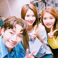 원스 여러분! 오늘 사나와 쯔위 어땠어요? 늦은 시간에도 함께 해주셔서 감사합니다! 원스에게 SIGNAL을 보내는 사나와 쯔위!  #ONCE #원스 #TWICE #트와이스 #SIGNAL