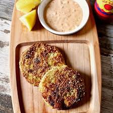 Easy Crispy Fried Green Tomatoes Dipped In Buttermilk And Dredged In Seasoned Cornmeal Flour Fried Green Tomatoes Recipe Green Tomato Recipes Tomato Recipes