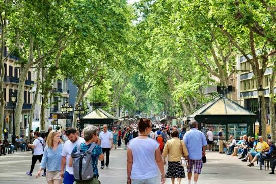 Las Ramblas: Paseo Emblemático y Mercado Colorido