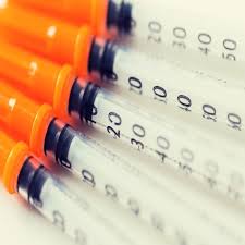 Frankrijk verplicht vaccinatie tegen het coronavirus voor mensen die in de zorgsector werken. Mensen Geboren In 1972 En 1973 Uitgenodigd Voor Coronavaccinatie