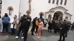 Βαρβάρας αποτελεί μια από τις ελάχιστες περιπτώσεις ναών που χτίστηκε σ΄ένα σημείο, το οποίο μπορούσε τότε να χαρακτηριστεί ως σχεδόν ακατοίκητο. Sygkentrwsh 100 Atomwn E3w Apo Ekklhsia Sthn Agia Barbara Mia Syllhpsh