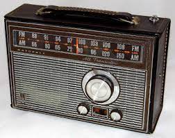 Vintage Motorola Portable Transistor Radio Model X80n Am Fm Bands Top Grain Cowhide Case With Snap On Cover 6 75 Inches Wide Telescoping Antenna Made In U Transistor Radio Vintage Transistor Radio Vintage Radio