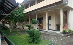 Kulirik jam dinding…ah… pukul 8 pagi…suasana rumahku sepi. Wbtjz0bi4 Oy3m