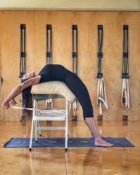 L Immagine Puo Contenere Una O Piu Persone E Scarpe Iyengar Yoga Chair Pose Yoga Yoga Asanas