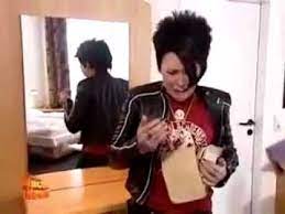 Mai 1980 in bergisch gladbach) ist eine deutsche komikerin, sängerin, synchronsprecherin, schauspielerin und fernsehmoderatorin. Tokyo Motel 1 Bill Im Hotelzimmer Youtube